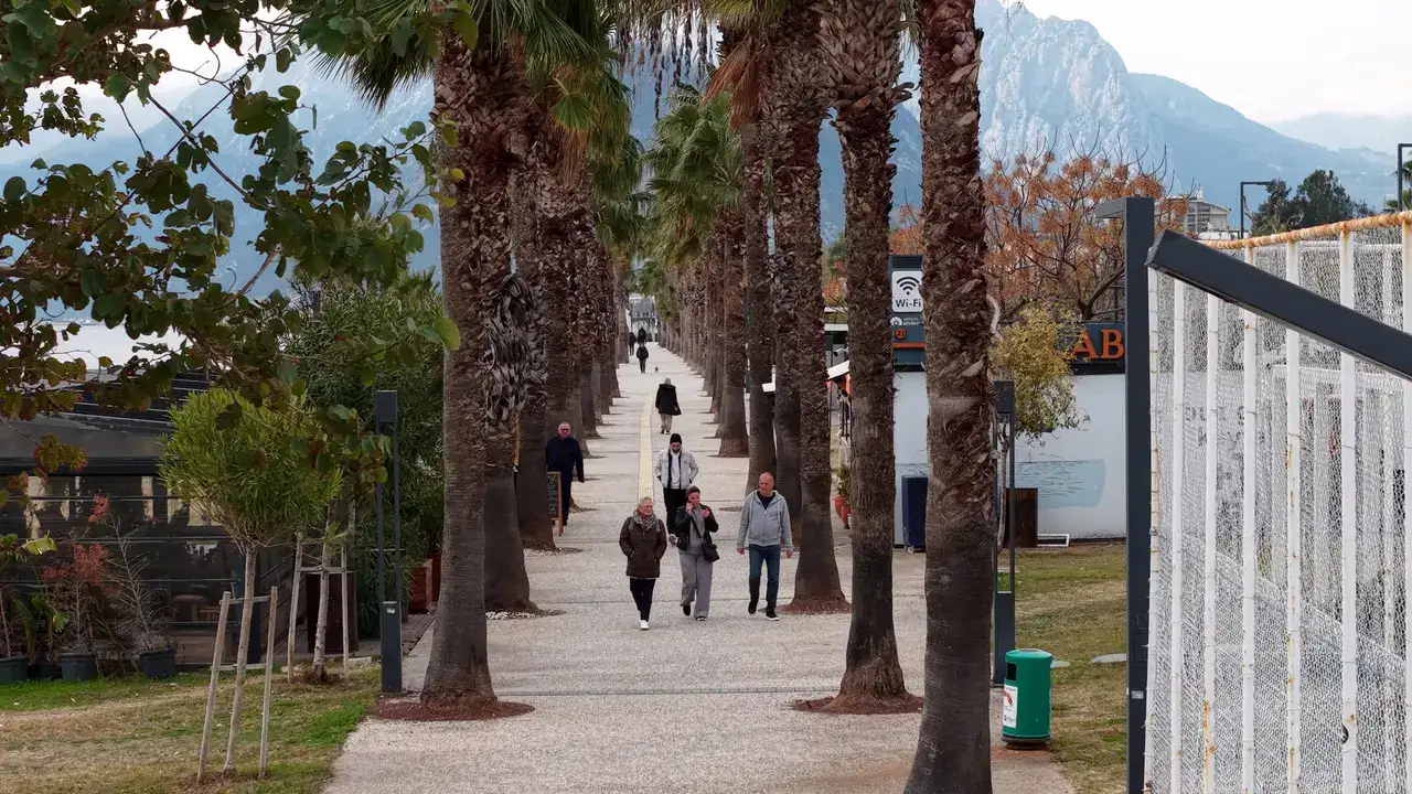 Antalya’da Karlı Dağ Manzarasında Sahil Keyfi 4
